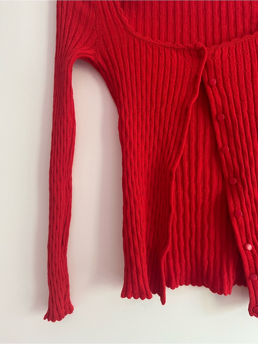 Red Scalloped Ribbed Button-Front Cardigan - Picture 3 of 6